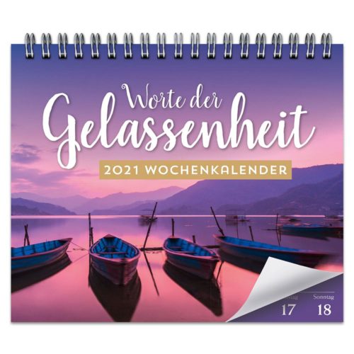 Spiralgebundener Kalender mit einer violetten Sonnenuntergangslandschaft und Booten auf einem See, mit dem Titel „Worte der Gelassenheit 2021.