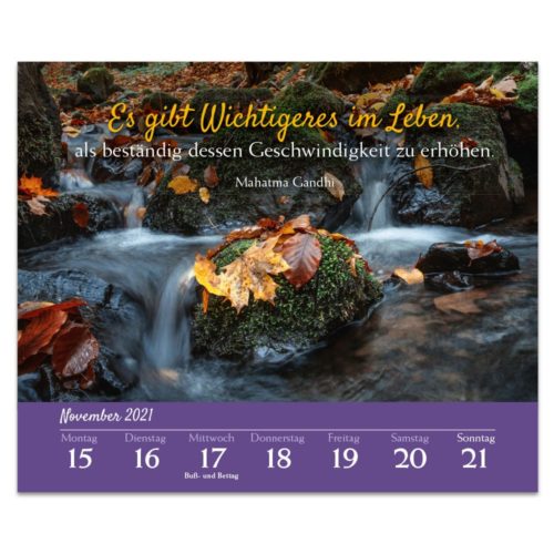 Ein Kalenderblatt mit einem Wasserfall und Herbstlaub, versehen mit einem deutschen Zitat von Mahatma Gandhi.