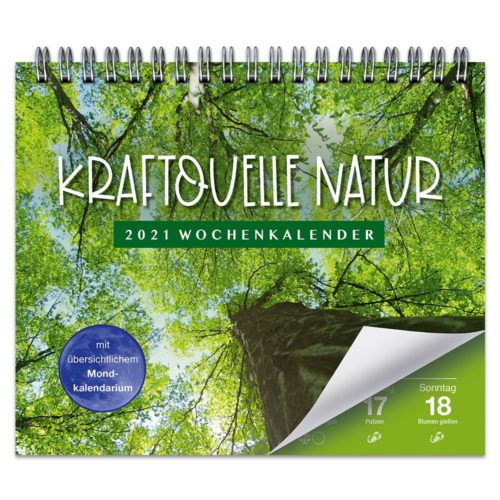 Cover eines Wochenkalenders 2021 mit Bäumen und grünen Blättern und dem Titel „Kraftquelle Natur.