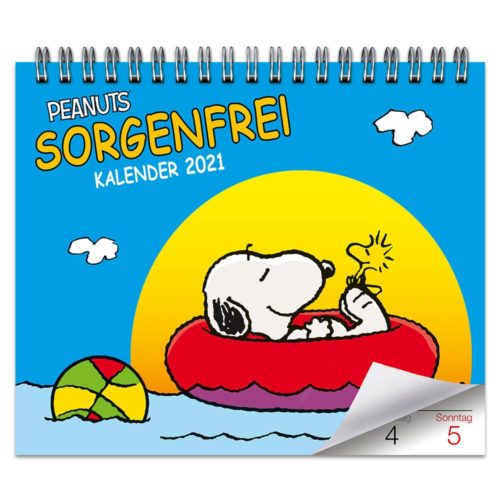 Snoopy entspannt auf einer Pool-Float mit einem gelben Sonnenuntergang im Hintergrund, „Peanuts Sorgenfrei Kalender 2021“.