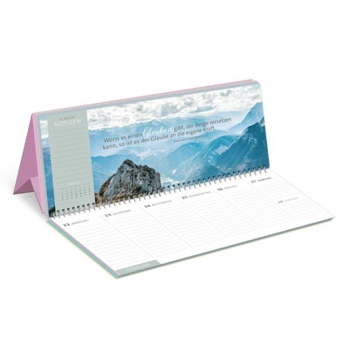 Tischkalender mit Bergbild, deutschem Text und sichtbaren Wochenplanerseiten.