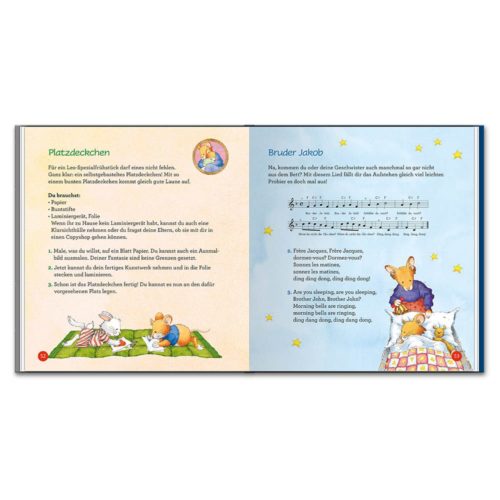 Illustrierte Kinderbuchseiten mit Noten und Liedtexten, mit lesenden und Instrumente spielenden Tieren.