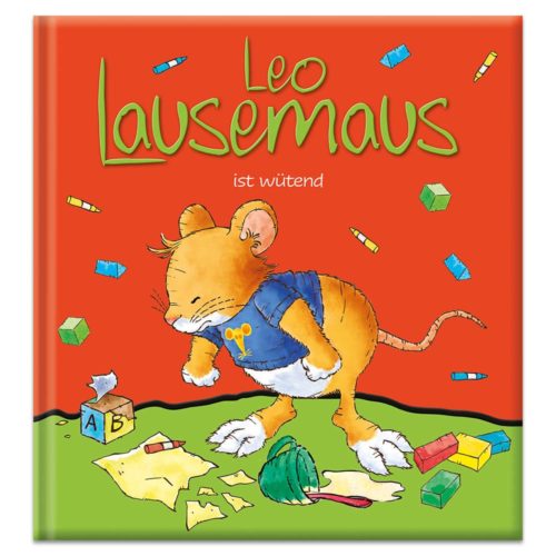 Illustrierte Maus mit blauer Weste und wütendem Gesichtsausdruck, auf der vor einem roten Hintergrund Spielsachen und Papiere verstreut herumliegen.