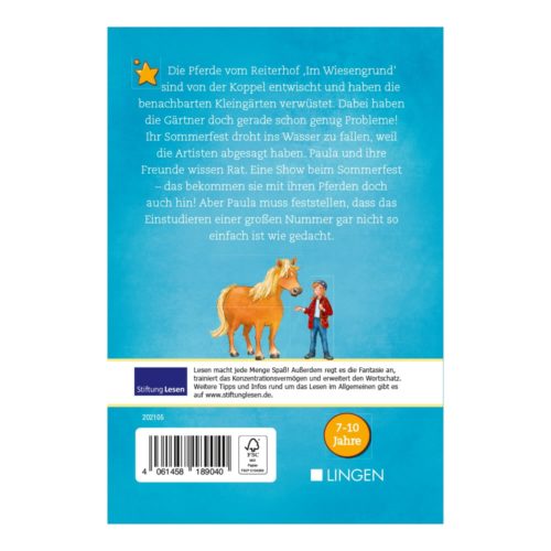 Rückseite eines Kinderbuchs, das ein Mädchen mit einem Pony auf blauem Hintergrund zeigt. Der Text ist auf Deutsch.