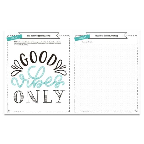 Offenes Notizbuch mit „Good Vibes Only“ in dekorativer Schrift auf der linken Seite