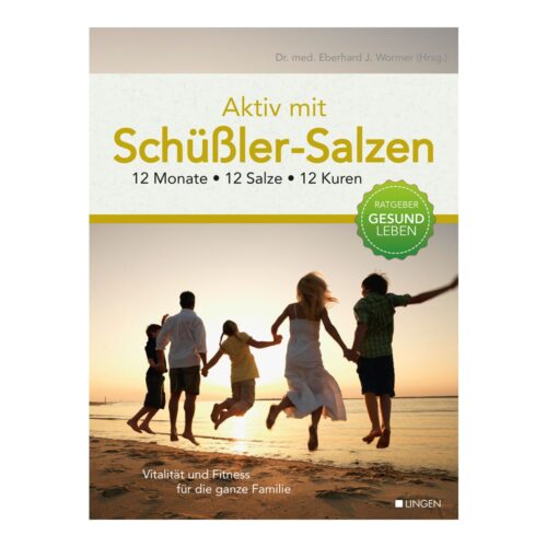 Familie hält Händchen und läuft bei Sonnenuntergang am Strand entlang, mit Text zu „Schüßler-Salze“ und Gesundheitshinweisen.