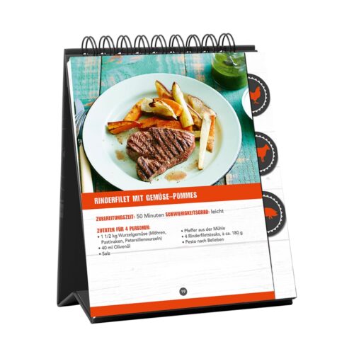 Rezeptständer mit Foto von Rinderfilet und Gemüsepommes, deutschem Text mit Zutatenangaben und Kochanleitung.