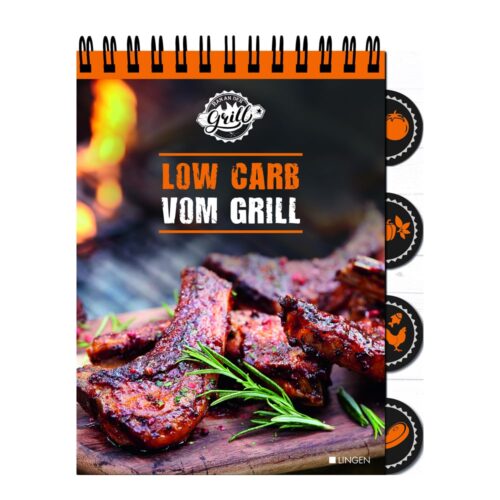 Kochbuchcover mit gegrilltem Fleisch und Kräutern mit Flammen im Hintergrund. Text: „Low Carb vom Grill.