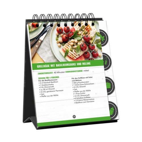 Rezeptständer mit einer ausgestellten Rezeptseite für gegrillten Käse-, Basilikum- und Melonensalat.