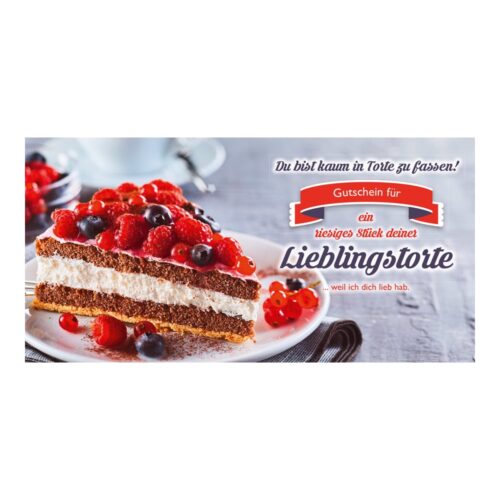 Ein Stück Kuchen mit Beeren und Sahne auf einem Teller, begleitet von einem deutschen Text.