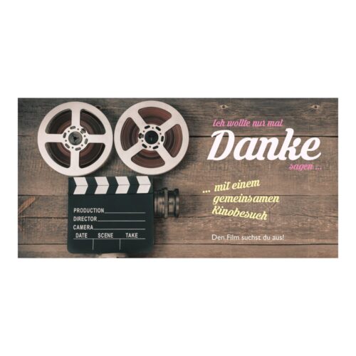 Filmrollen und eine Filmklappe auf einer Holzoberfläche mit deutschem Text zum gemeinsamen Filmeschauen.