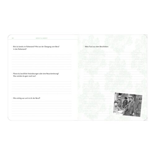 Aufgeschlagenes Notizbuch mit linierten Seiten, deutschem Text und einem Schwarzweißfoto von drei Personen mit Helmen.