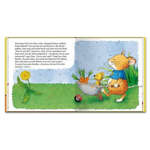 Illustrierte Kinderbuchseite mit einer Maus, die ein Stofftier in einer Schubkarre über eine Wiese schiebt.
