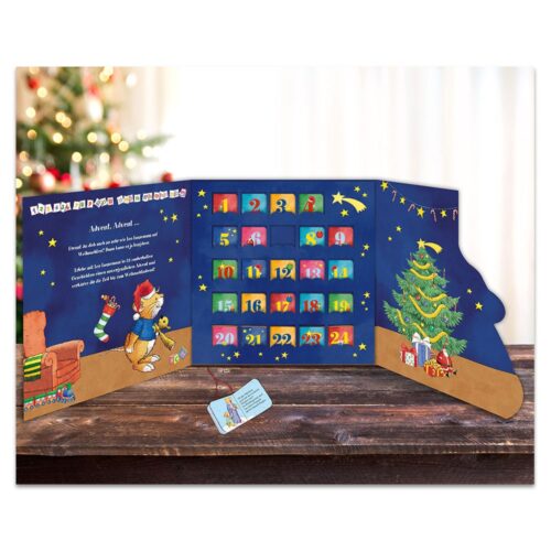 Offenes Adventskalenderbuch mit nummerierten Türen und Abbildungen eines Kindes und eines Weihnachtsbaums.