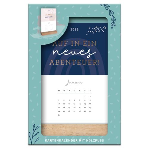 Tischkalender 2022 in Blaugrün und Marineblau mit Holzständer und der Aufschrift „Auf in ein neues Abenteuer!“ auf Deutsch.
