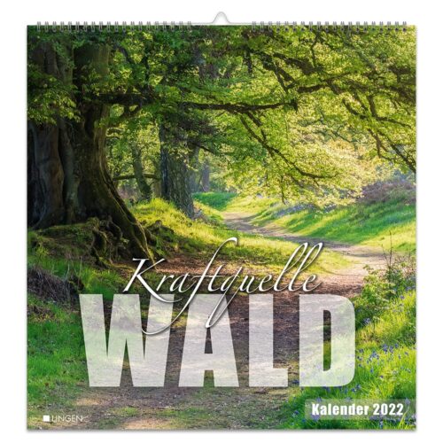 Kalendercover mit dem Titel „Kraftquelle Wald“ mit einem Waldweg und Bäumen im Sonnenlicht, gekennzeichnet mit „Kalender 2022.“
