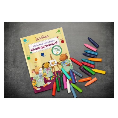 Kinderbuch zum Zeichnen, darin verstreut sind bunte Buntstifte.