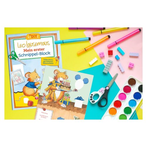 Buntes Kinderbastelmaterial mit Markern, Scheren, Farben und einem Beschäftigungsbuch „Leo Lausemaus“ auf hellem Hintergrund.