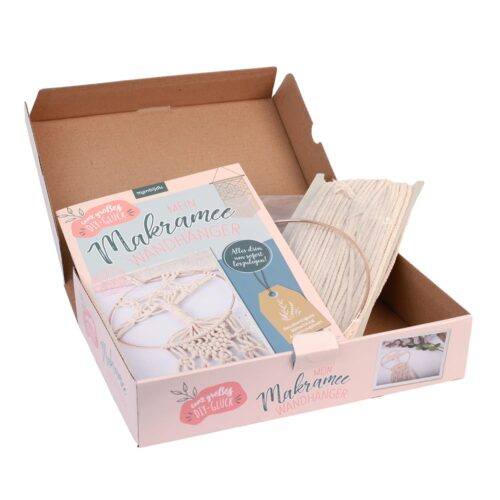 Öffnen Sie die DIY-Makramee-Set-Box mit Garn und Anleitung darin.