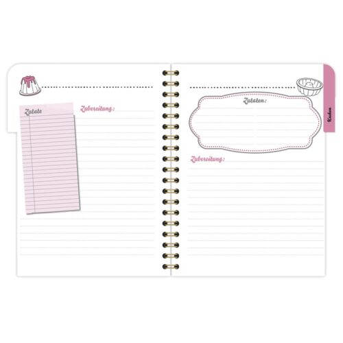 Offenes Spiralnotizbuch mit Rezeptlayout, linierten Seiten, rosa Akzenten und Kritzeleien eines Kuchens und einer Schüssel.