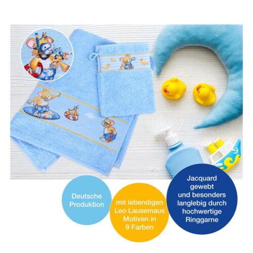 Blaue Babyhandtücher mit Mäusemotiven, gelbes Entenspielzeug, ein halbmondförmiges Kissen und Babypflegeprodukte auf weißem Hintergrund.