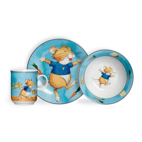 Kindergeschirr-Set mit einer fröhlichen Maus im blauen Hemd, bestehend aus Tasse, Teller und Schüssel, dekoriert mit Karotten.