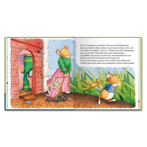 Illustrierte Kinderbuchszene mit zwei Mäusen, von denen eine einen Kinderwagen schiebt, in der Nähe eines roten Hauses. Der Text ist auf Deutsch.
