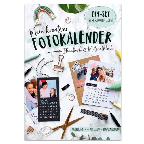 DIY-Fotokalender-Set mit Kreativmaterialien, Fotos und Werkzeugen auf einer Marmoroberfläche.