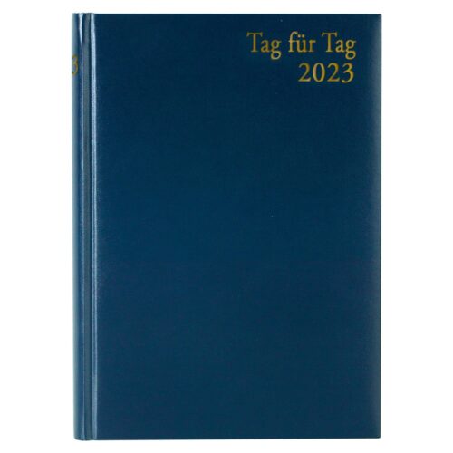Ein blauer Kalender für 2023 mit der Aufschrift „Tag für Tag“ in Gold auf dem Umschlag.