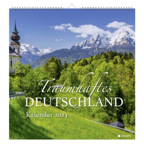 Kalendercover mit einer malerischen Ansicht einer deutschen Landschaft mit Bergen, Bäumen und einer Kirche.