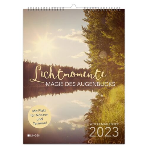 Ein Kalender für 2023 mit dem Titel „Lichtmomente“ mit einer malerischen See- und Waldansicht bei Sonnenuntergang.