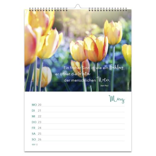 Eine Kalenderseite mit gelben Tulpen und einem Zitat auf Deutsch mit Märzdaten.