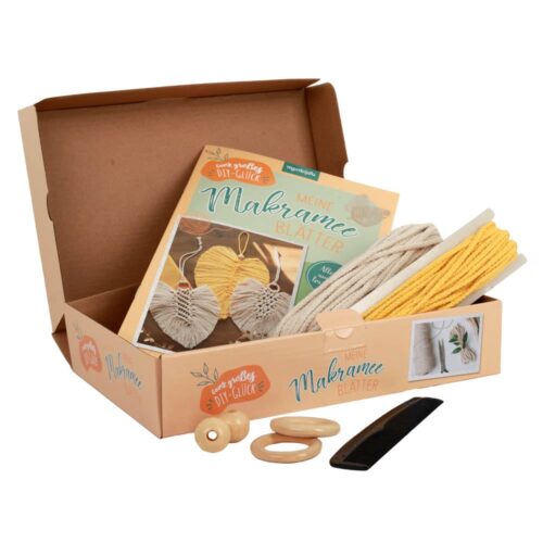 Makramee-DIY-Set mit Garn, Holzringen, Kamm und Anleitung in einer offenen Box.