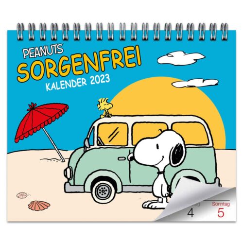 Cartoon-Hund und Vogel neben einem Lieferwagen an einem sonnigen Strand. Text: „Peanuts sorgenfrei Kalender 2023.“
