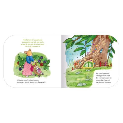 Eine Maus in einem rosa Kleid neben Beeren und einem großen Baumhaus mit bunten Fenstern.