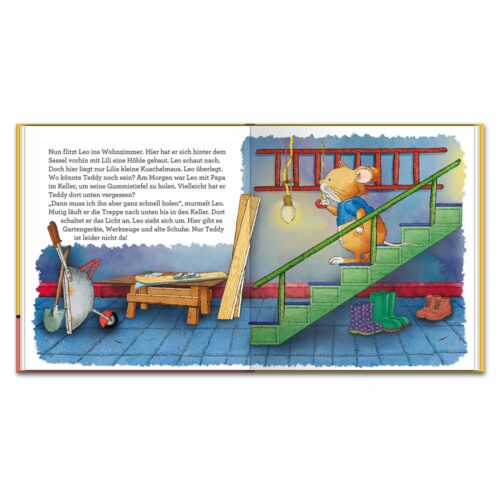 Eine illustrierte Maus am Fuß der Treppe in einem gemütlichen Raum mit Schuhen und Stiefeln herum.