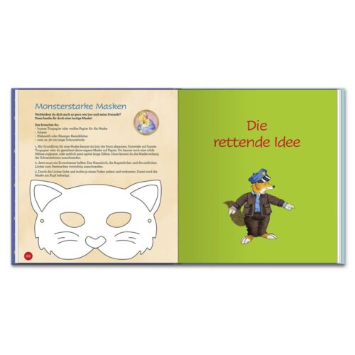 Aufgeschlagenes Buch mit Maskenvorlage links und Zeichentrick-Detektivmaus in Uniform auf der grünen Seite rechts.