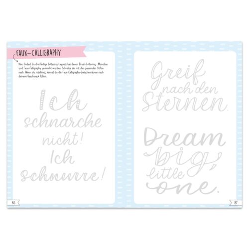 Offenes Buch mit pseudokalligrafischen Sätzen in Deutsch und Englisch auf gepunktetem Hintergrund.