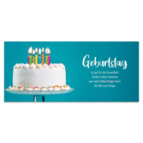 Weißer Kuchen mit bunten Kerzen auf blaugrünem Hintergrund, deutscher Text über gesundheitliche Vorteile zum Geburtstag.