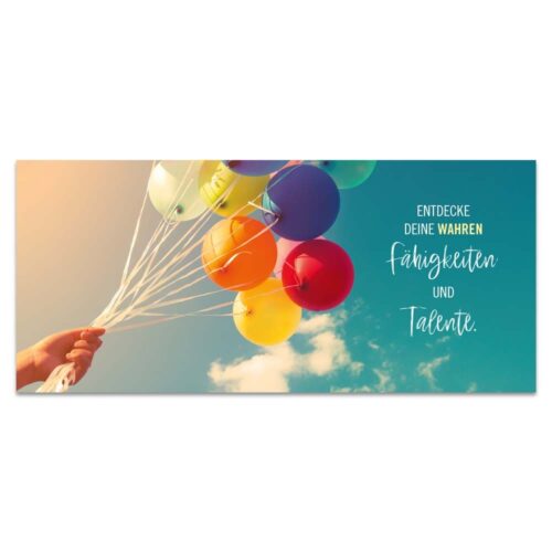 Eine Hand hält bunte Luftballons mit dem Text „Entdecke deine wahren Fähigkeiten und Talente“ in den Himmel.