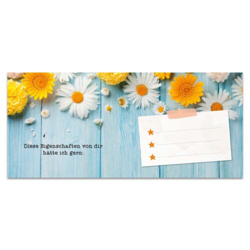 Gänseblümchen und Ringelblumen auf blauem Holzhintergrund mit einem Notizblock. Der deutsche Text lautet: „Diese Eigenschaften von dir hätte ich gern.“