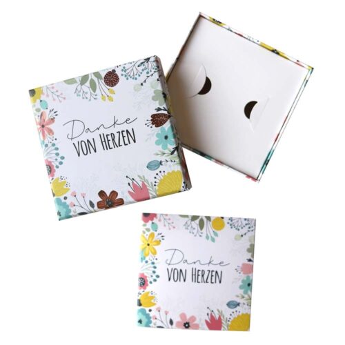 Geblümte Geschenkboxen mit dem Text „Danke von Herzen“, eine offene und eine geschlossene.