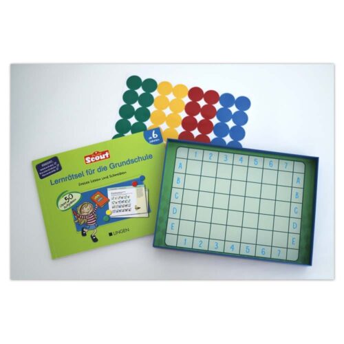 Lernbrettspiel mit farbigen Spielsteinen und einem Buch mit dem Titel „Lernrätsel für die Grundschule“.