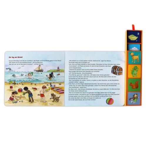 Kinder spielen am Strand und bauen Sandburgen, mit Text- und Tierregistern am Rand einer Buchseite.