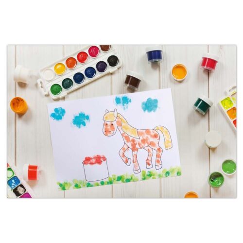 Kindergemälde eines Pferdes und Blumen, umgeben von bunten Farbtöpfen und einer Aquarellpalette.