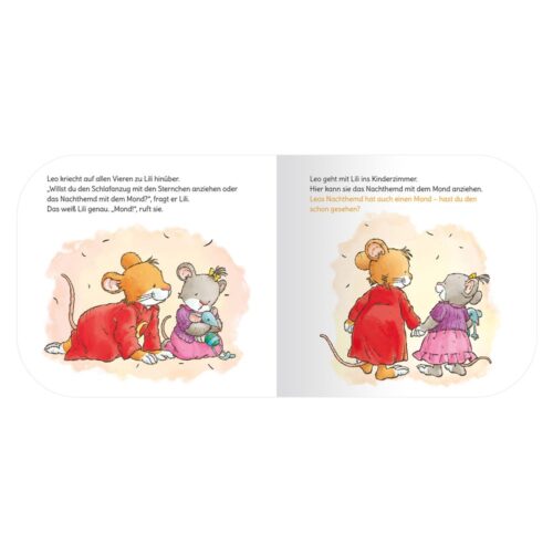 Illustration von zwei Mäusen im Pyjama, die in einem Zimmer sitzen und gemeinsam ein Buch lesen.