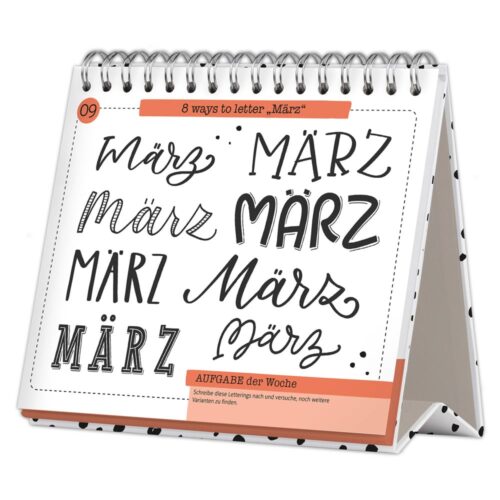 Spiralgebundener Kalender mit verschiedenen Ausführungen des Wortes „März“ auf gepunkteter Basis.