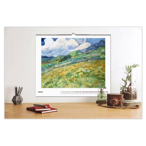 Ein Schreibtisch mit Büchern und einem Terrarium, an der Wand hängt ein Kalender mit Van Goghs Landschaftsgemälde.