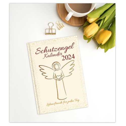 Ein Schutzengel-Kalender 2024 mit Tulpen, einem Kaffee und Büroklammern daneben.