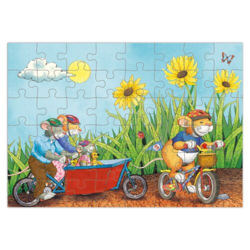 Illustrierte Mäusefamilie, die neben Sonnenblumen unter einem sonnigen Himmel mit Wolken und einem Schmetterling Fahrrad fährt.
